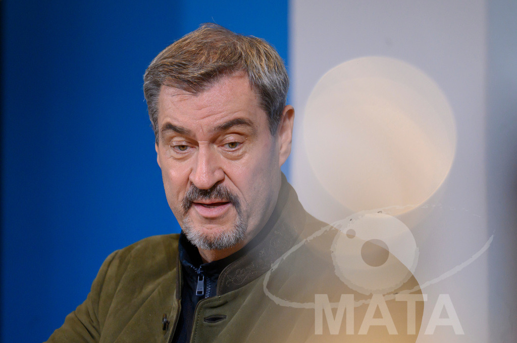 _DWI7638 | Bayerns Ministerpräsident Markus Söder (CSU) bei einer Pressekonferenz im Lokschuppen. Rosenheim, 02.12.2025 Bayern Deutschland - Realisiert mit Pictrs.com