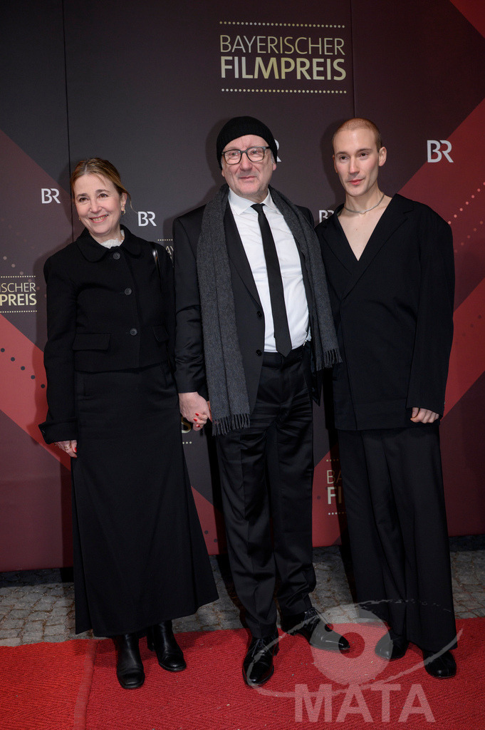 _DWI5468 | Christina Scholz, Rainer Bock und Moritz Bock bei der Verleihung des 47. Bayerischen Filmpreises 2026  im Prinzregententheater. München, Deutschland. Der Bayerische Filmpreis wird seit 1979 von der Bayerischen Staatsregierung verliehen, um die Bedeutung des Kinofilms als Kulturgut herauszustellen - Realisiert mit Pictrs.com