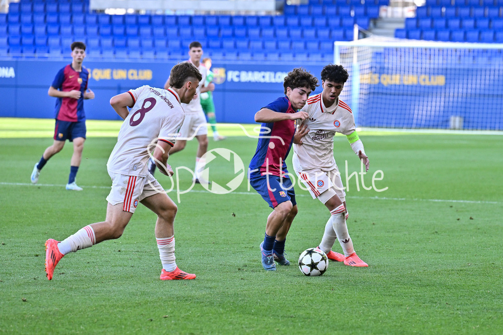 FC Barcelona U19 - FC Bayern München U19 | im Duell Louis RICHTER (FCB #8), Jan VIRGILI (FC Barcelona U19 #7) und Adam AZNOU (FCB #3) / UEFA Youth League: FC Barcelona U19 - FC Bayern München U19, Estadi Johan Cruyff am am 23.10.2024