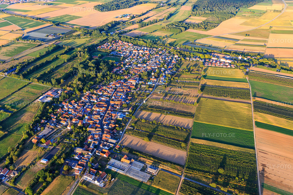 Luftbild: Dorfansicht aus Westen in Winden im Bundesland Rheinland-Pfalz in Deutschland. Foto: IMG_117460.jpg vom 06.09.2019 durch Werner Riehm/FLY-FOTO.de