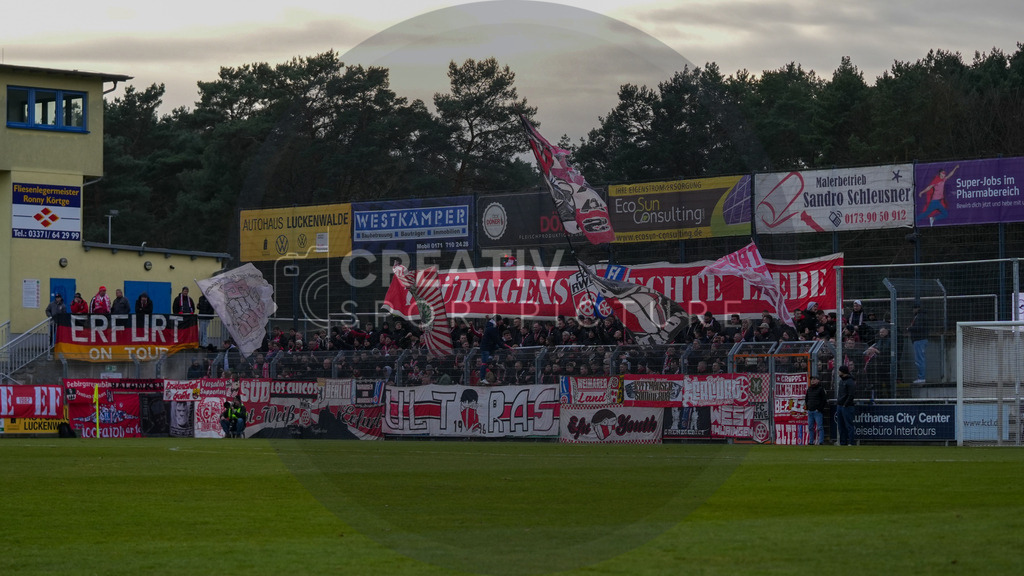 Fußball, Herren, Saison 2025/2026, Regionalliga Nordost, 18. Spieltag, FSV 63 Luckenwalde vs. FC Rot-Weiß Erfurt, Samstag 06.12.2025, Werner-Seelenbinder-Stadion Luckenwalde, | Fußball, Herren, Saison 2025/2026, Regionalliga Nordost, 18. Spieltag, FSV 63 Luckenwalde vs. FC Rot-Weiß Erfurt, Samstag 06.12.2025, Werner-Seelenbinder-Stadion Luckenwalde, Im Bild: Die mitgereisten Fans des FC Rot-Weiß Erfurt. - Realisiert mit Pictrs.com