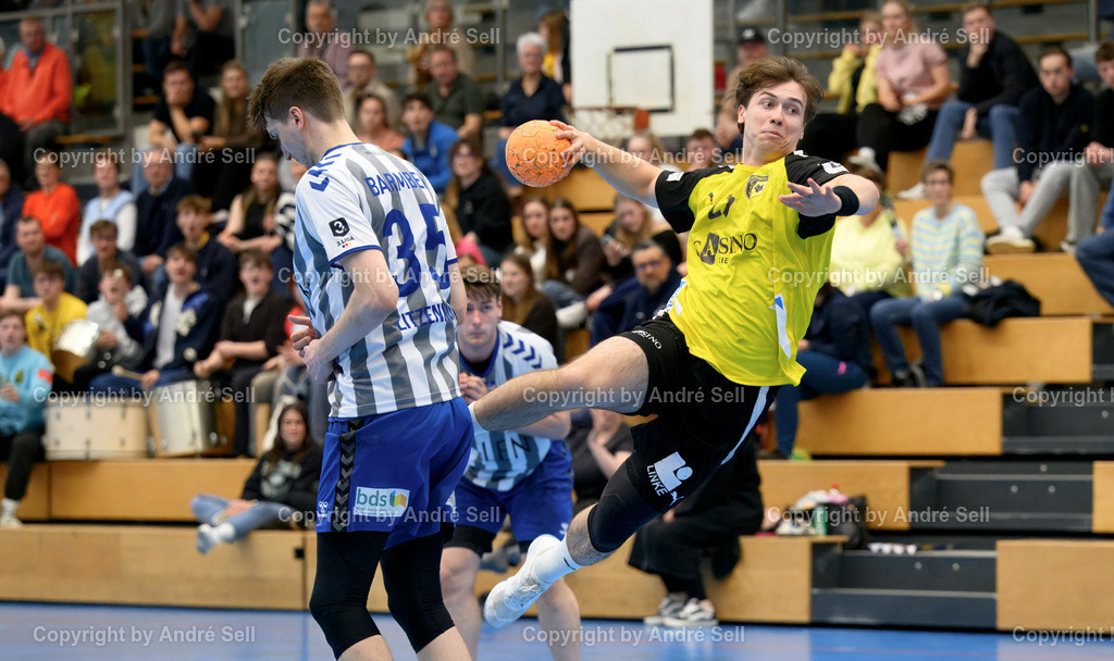 TSV Altenholz vs HG Hamburg-Barmbek | Nicolas Kahmke (TSVA #23) vs Jan-Ove Litzenroth (Barmbek #35) / Handball 3. Liga Nord-Ost Männer 2025/2026 / TSV Altenholz vs HG Hamburg-Barmbek / Edgar-Meschkat-Halle / Altenholz / 27.03.26 - Realisiert mit Pictrs.com