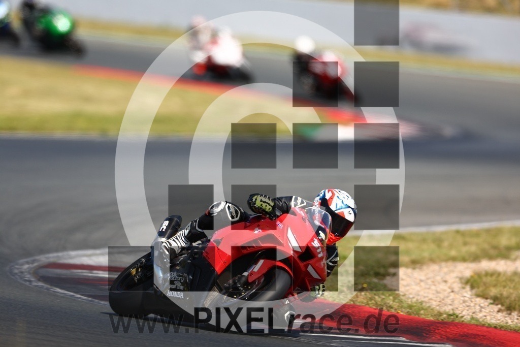 0511-20240720_01353 | Schöne Erinnerungen an spannende Momente - das festzuhalten ist unser Job. PIXELrace.de ist seit 2003 auf den Rennstrecken Europas unterwegs um die Action draußen beim Fahren und die wunderbare Stimmung imm Fahrerlager für euch einzufangen.