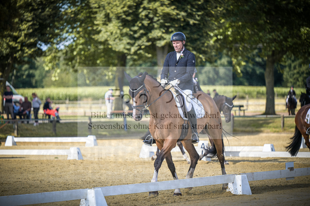 DOS_0568 | Entdecke hochwertige Reitturnierfotos von Foto Oger. Professionell, emotional und authentisch – jetzt Lieblingsmomente im Shop bestellen.Deutschlandweite Turnierfotografie. - Realisiert mit Pictrs.com