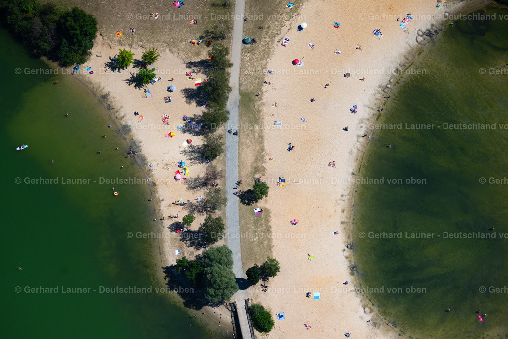 4035897 | BRAUNSCHWEIG 31.07.2020 Uferbereiche am Sandstrand des Freibades " Heidbergsee " im Ortsteil Heidberg-Melverode in Braunschweig im Bundesland Niedersachsen, Deutschland. // Sandy beach areas on the " Heidbergsee " in the district Heidberg-Melverode in Brunswick in the state Lower Saxony, Germany. Foto: Gerhard Launer