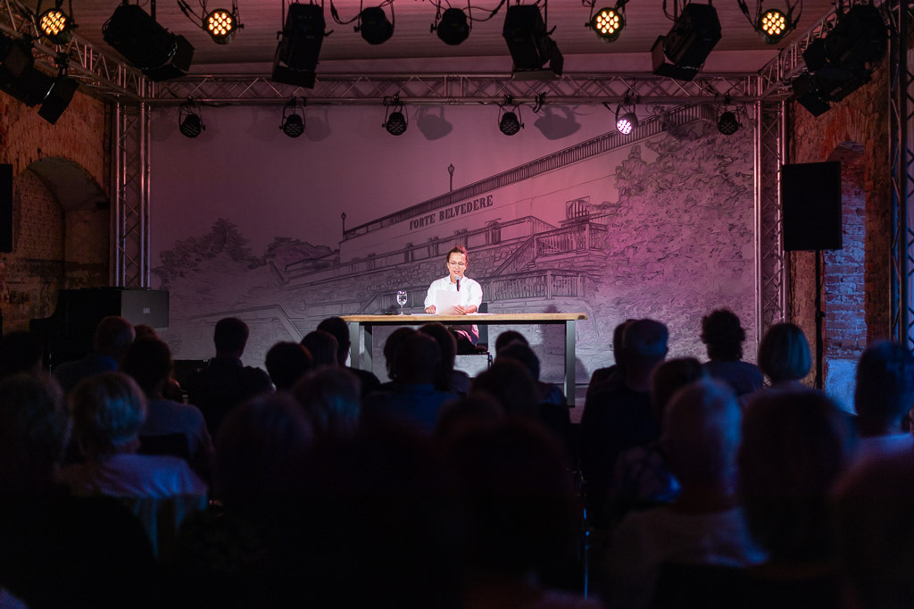 Claudia Michelsen zur Lesung im Forte Belvedere Leisnig | Zur Marlene-Dietrich-Lesung mit Schauspielerin Claudia Michelsen im Forte Belvedere Leisnig zum Festival Hallo Leisnig 2022. - Realisiert mit Pictrs.com