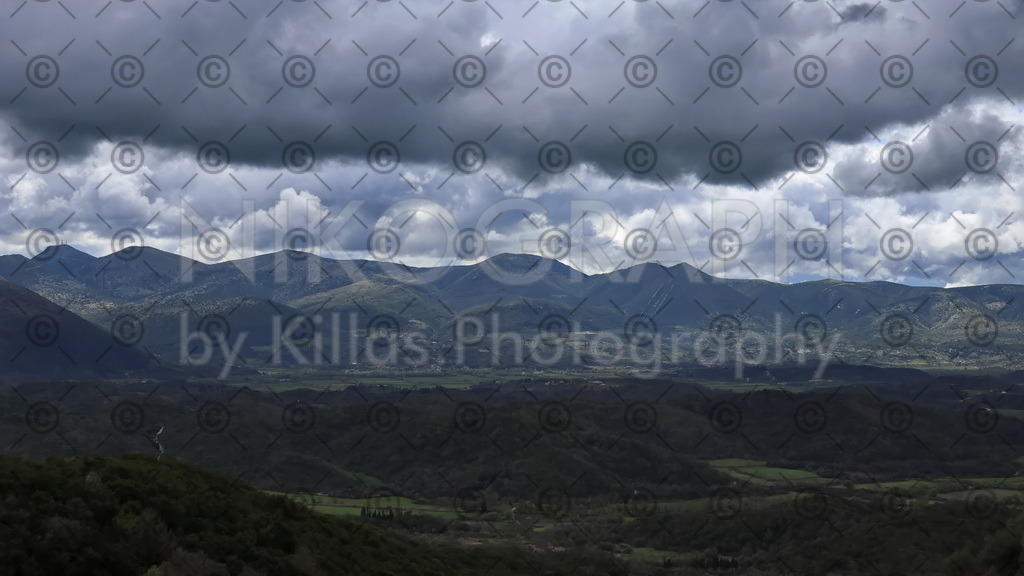 Berg und Tal | Die nordgriechischen Berge unter der Wolkendecke.