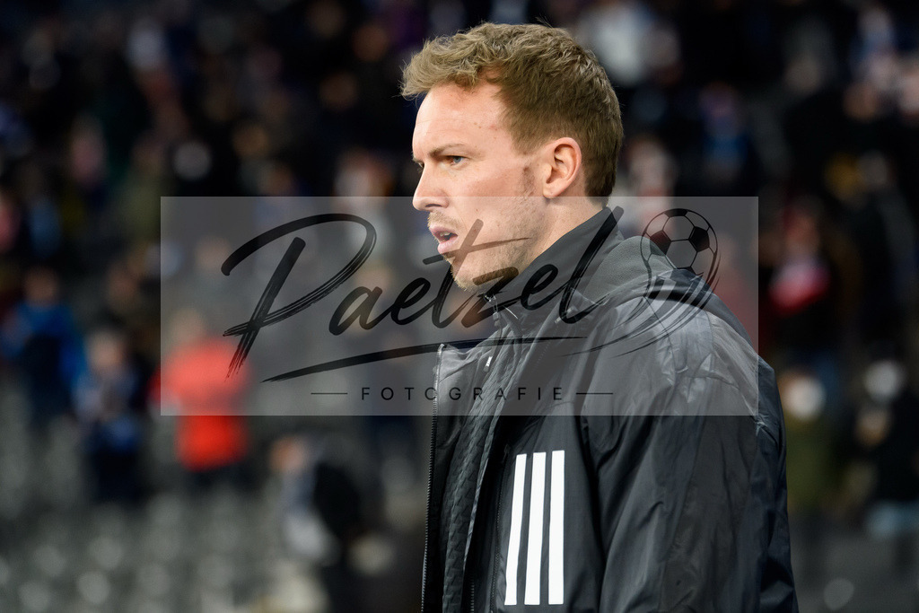 BSCFCB20220123_240 | Fussball, Herren: Trainer Julian Nagelsmann (FC Bayern Muenchen) schaut bei dem Spiel der 1. Bundesliga zwischen Hertha BSC und FC Bayern Muenchen im Olypiastadion am 23.01.2022 in Berlin, Deutschland.DFB / DFL REGULATIONS PROHIBIT ANY USE OF PHOTOGRAPHS AS IMAGE SEQUENCES AND/OR QUASI-VIDEO. - Realisiert mit Pictrs.com