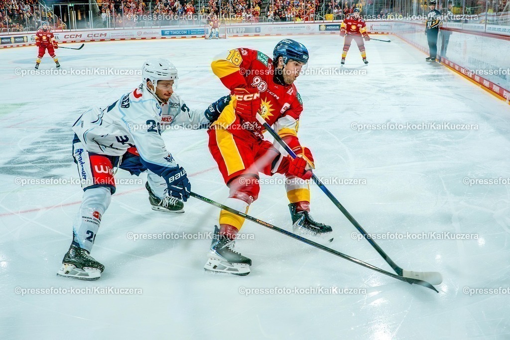 xKKUx26102501035 | 26.10.2025, xydrx, Eishockey, DEL2, Düsseldorfer EG - Blue Devils Weiden, PSD Bank Dome Düsseldorf:  Daniel Schwaiger (Weiden#26)  im Zweikampf gegen  Michael Clarke (DEG #18) 