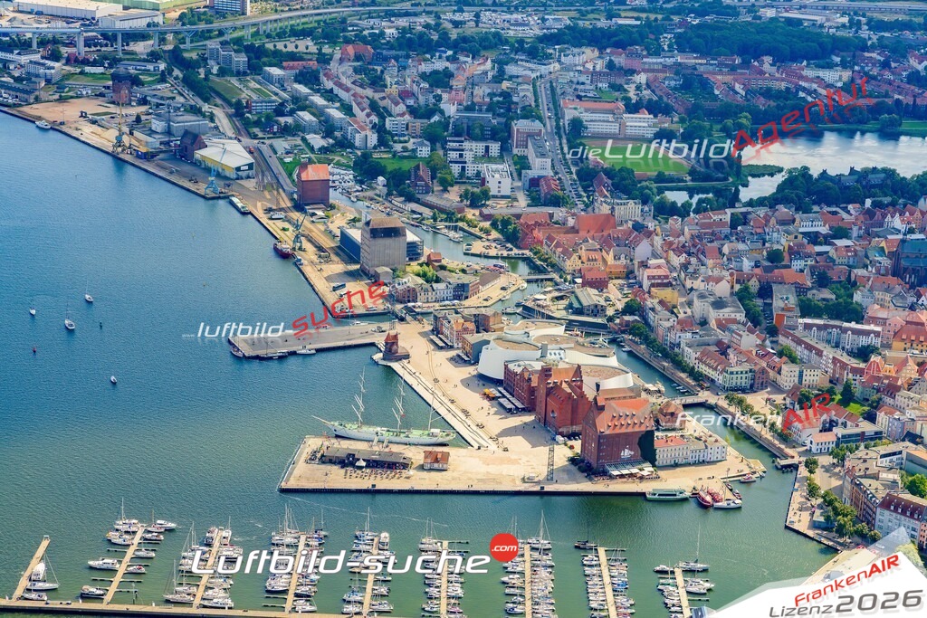 Luftbild Vs Google Maps  Ozeanium  Stralsund -Das Luftbild wurde 2025 vom UL-Flugzeug heraus erstellt ( keine Drohnenluftbilder ) - Hochauflösende Luftaufnahme -Nicht vergleichbar mit Google Maps oder Satelittenbilder- Die Geschenkidee !Mit Lizenz und Bildrechte bestellbar