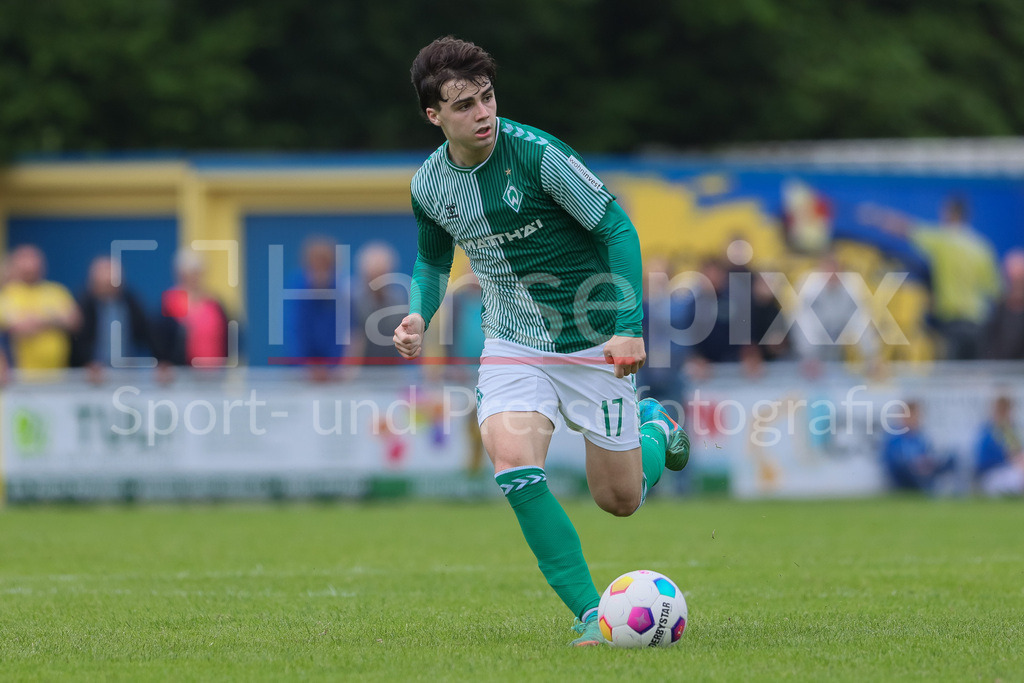 Fussball, Relegation Regionalliga Nord, SV Werder Bremen II - Holstein Kiel II | v.li.: Jakob Löpping (SV Werder Bremen II, 17) am Ball, Freisteller, Einzelbild, Ganzkörper, Aktion, Action, Spielszene