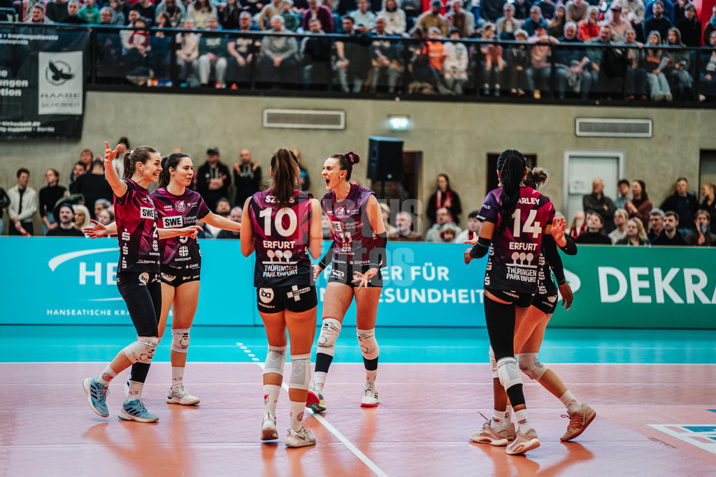 Volleyball | Frauen | Saison 2025/2026 | Volleyball Bundesliga | ETV Hamburger Volksbank Volleys vs. Schwarz-Weiß Erfurt | 15.02.2026 | Erfurt jubelt, in der Mitte Isabel Kovacic (#11, Schwarz-Weiß Erfurt)
