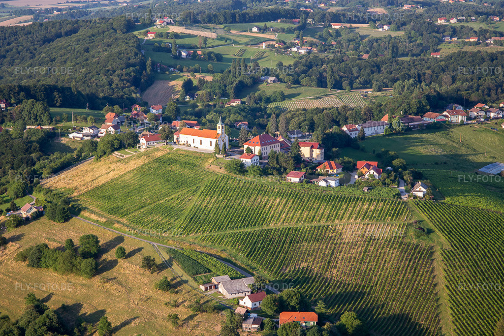 Luftbild: Kirche Župnija sv. Barbara zg. korena im Ortsteil Zgornja Korena in Duplek im Bundesland Slowenien in Slowenien. – Foto: IMG_137369.jpg vom 08.07.2023 durch Werner Riehm/FLY-FOTO.de – Auflösung des Originals: 5031 x 3354 px