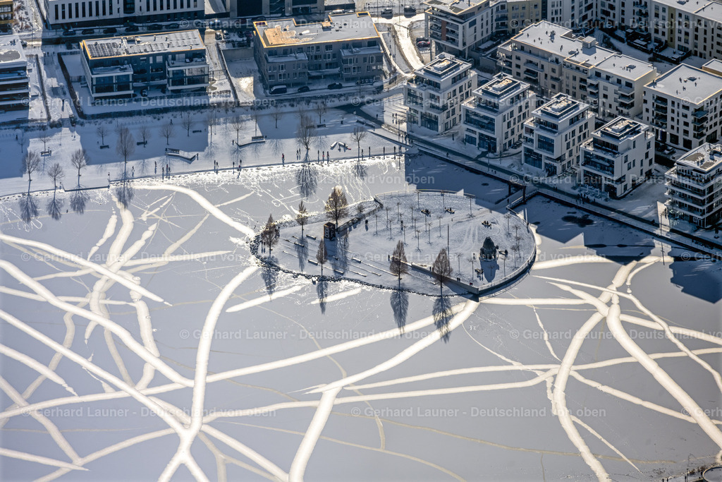 4043772 | DORTMUND 13.02.2021 Winterlich schneebedeckte Spuren auf der gefrorenen und mit Eis bedeckte Wasseroberfläche Phoenix See im Ortsteil Hörde in Dortmund im Ruhrgebiet im Bundesland Nordrhein-Westfalen, Deutschland. Weiterführende Informationen bei: DSW21 Dortmunder Stadtwerke AG. // Wintry snowy traces on the frozen and ice-covered water surface PhoenixSee in the district Hoerde in Dortmund at Ruhrgebiet in the state North Rhine-Westphalia, Germany. Further information at: DSW21 Dortmunder Stadtwerke AG. Foto: Gerhard Launer