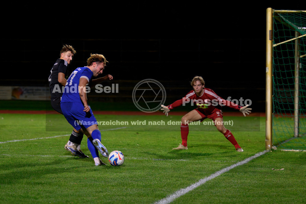 Preetzer TSV vs MTV Dänischenhagen | Niklas Heisen (Preetz #27) vs Jonah Riekers (Dänischenhagen #12) &amp; Moritz Heinemann (Dänischenhagen #33) / Fußball-Verbandsliga Ost Männer 2026/2027 / Preetzer TSV vs MTV Dänischenhagen / Jahnplatz / Preetz / 16.10.26 - Realisiert mit Pictrs.com