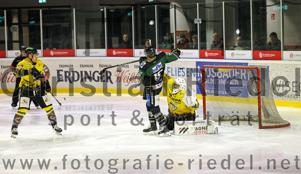 2023-02-10_086_TSV_Erding_gegen_ERSC_Amberg | Erding, Deutschland, 10.02.2023:
Eishockey, Bayernliga Meisterrunde Gruppe B 2022 / 2023, 3. Spieltag, TSV Erding gegen ERSC Amberg, Endergebnis: 6:3

Elias Maier (Erding Gladiators, #15), Torwart Timon Bätge (ERSC Amberg, #31)

Foto: Christian Riedel / fotografie-riedel.net