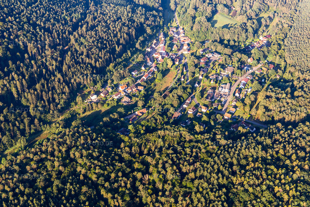 Luftbild: Ortsansicht von Nordosten im Ortsteil Langmühle in Lemberg im Bundesland Rheinland-Pfalz in Deutschland. Foto: IMG_143097.jpg vom 06.08.2024 durch Werner Riehm/FLY-FOTO.de