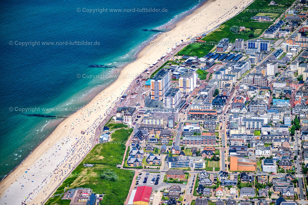 Sylt_Westerland_Strand_ELS_0699210625 | SYLT 13.08.2025 Hochhaus- Gebäude der Hotelanlage und des Congress Centrum am Sandstrand an der Friedrichstraße in Sylt Nordsee - Insel im Bundesland Schleswig-Holstein, Deutschland. Weiterführende Informationen bei: Hotel Roth, Hayo Feikes & Co.,  Insel Sylt Tourismus-Service GmbH. // High-rise building of the hotel complex and the Congress Center on the sandy beach at Friedrichstrasse in Sylt, North Sea island in the federal state of Schleswig-Holstein, Germany. Further information at: Hotel Roth, Hayo Feikes & Co.,  Insel Sylt Tourismus-Service GmbH. Foto: Martin Elsen