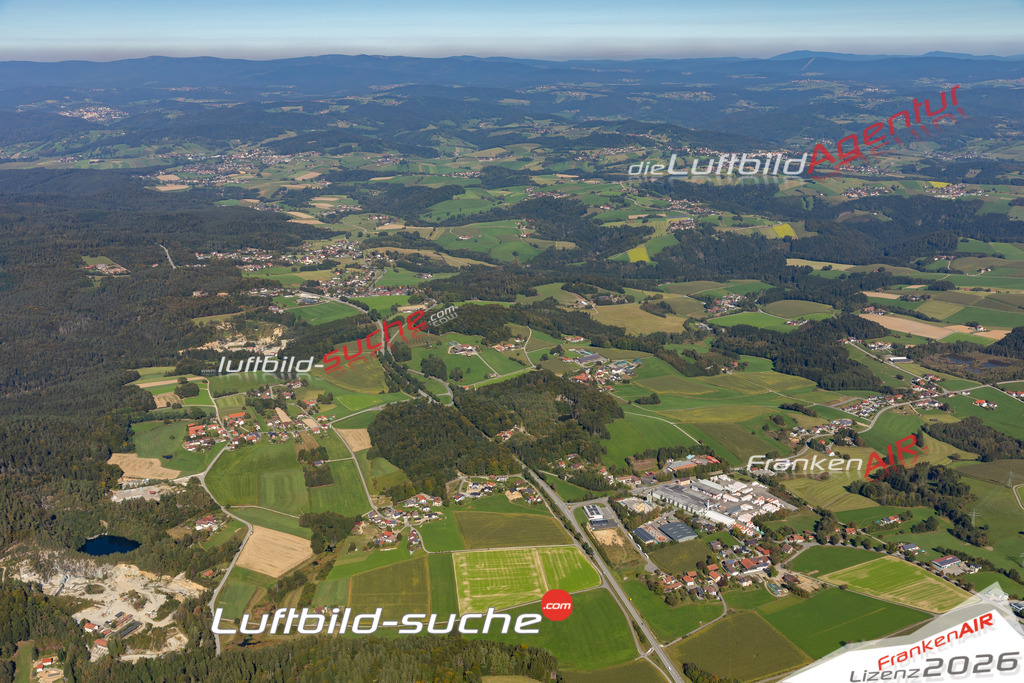 Die Luftaufnahme Hörmannsdorf - Tittling wurde 2021 mittels Flugzeug (keine Drohne) erstellt. Hohe Auflösung -für große Poster und Wandbilder geeignet!