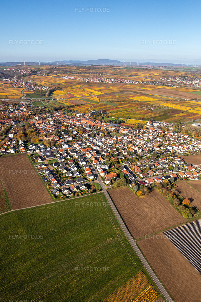 Luftbild: Herbstliche verfärbte Dorf - Ansicht im Ortsteil Jerusalemsberg in Kirchheim im Bundesland Rheinland-Pfalz in Deutschland. Foto: IMG_123534.jpg vom 31.10.2020 durch Werner Riehm/FLY-FOTO.de