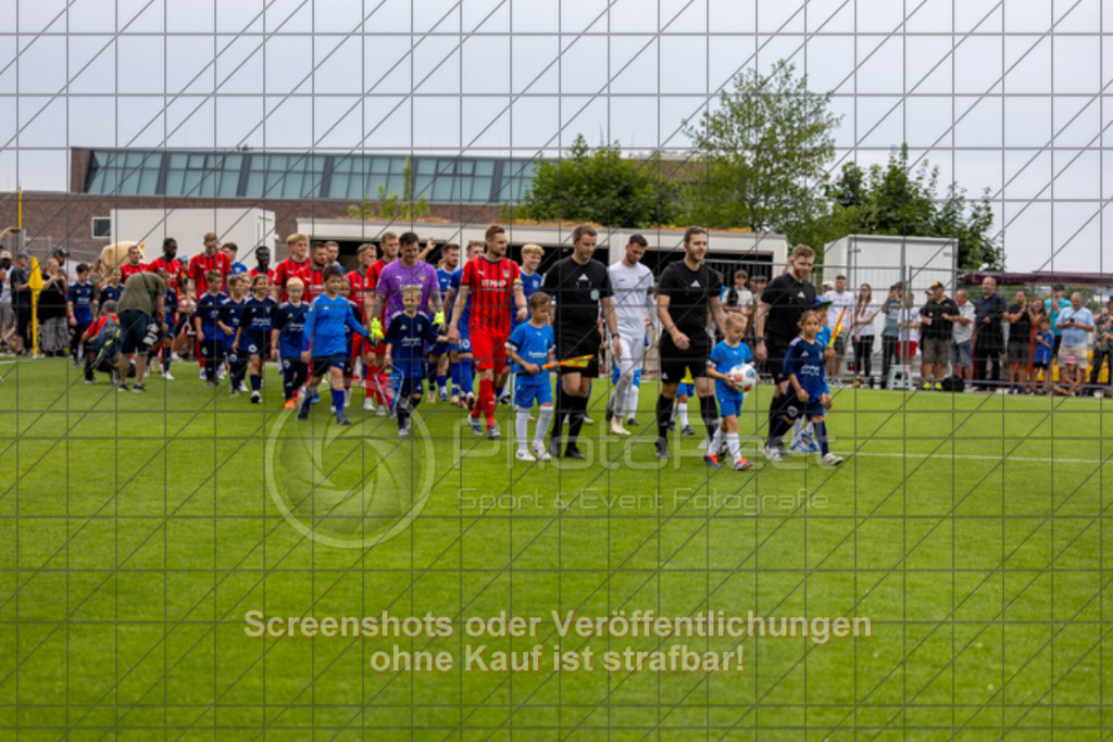 20250706_153146_0597 | #,TSG Salach (blau) vs. 1.FC Heidenheim (rot), Fußball, Freundschaftsspiel - WfV, Saison 2025/2026, Rasensportplatz, Staufenecker Str. 41, 73084 Salach, 06.07.2025 - 15:30 Uhr,Foto: PhotoPeet-Sportfotografie/Peter Harich