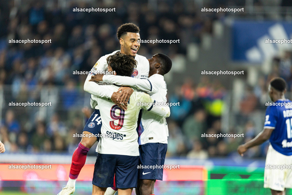 9L6A0967 | Joie des joueurs de l'equipe de Paris Saint-Germain (PSG) apres le but de Désiré Doué #14 (PSG) - Realisiert mit Pictrs.com