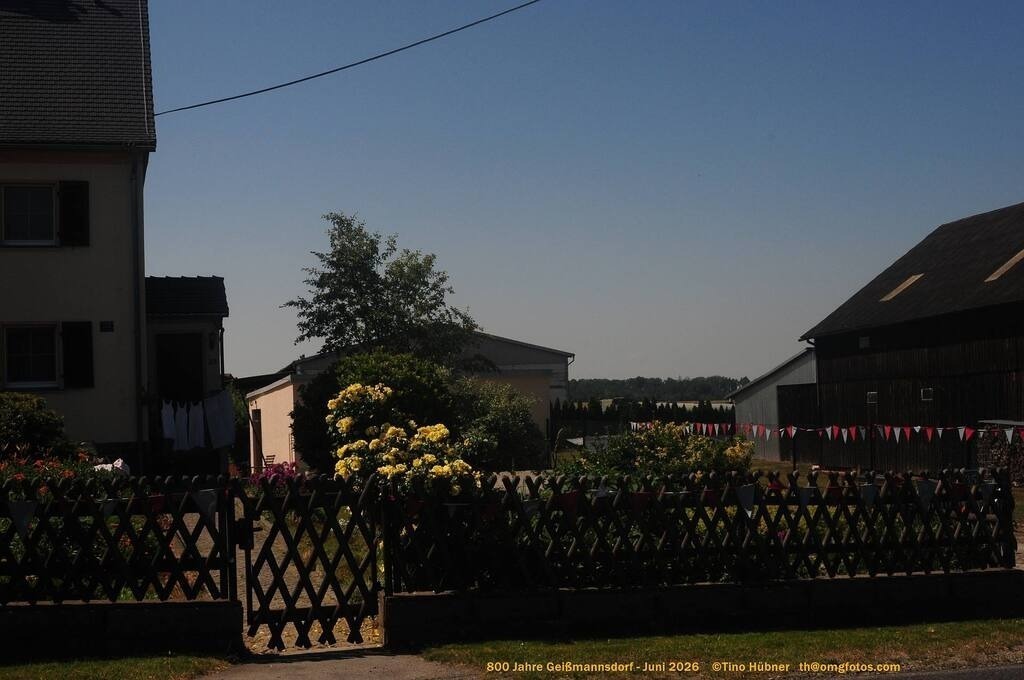Geißmannsdorf-2026-Ortsbilder-113 | Geißmannsdorf bei Bischofswerda im Sommer 2026. Ein fotografischer Streifzug durch das Dorf Geißmannsdorf, mit Gebäuden, Straßen, Strohpuppen und geschmückten Vorgärten und Grundstücken anlässlich der 800-Jahr-Feier von Geißmannsdorf im Juni 2026 - Realisiert mit Pictrs.com