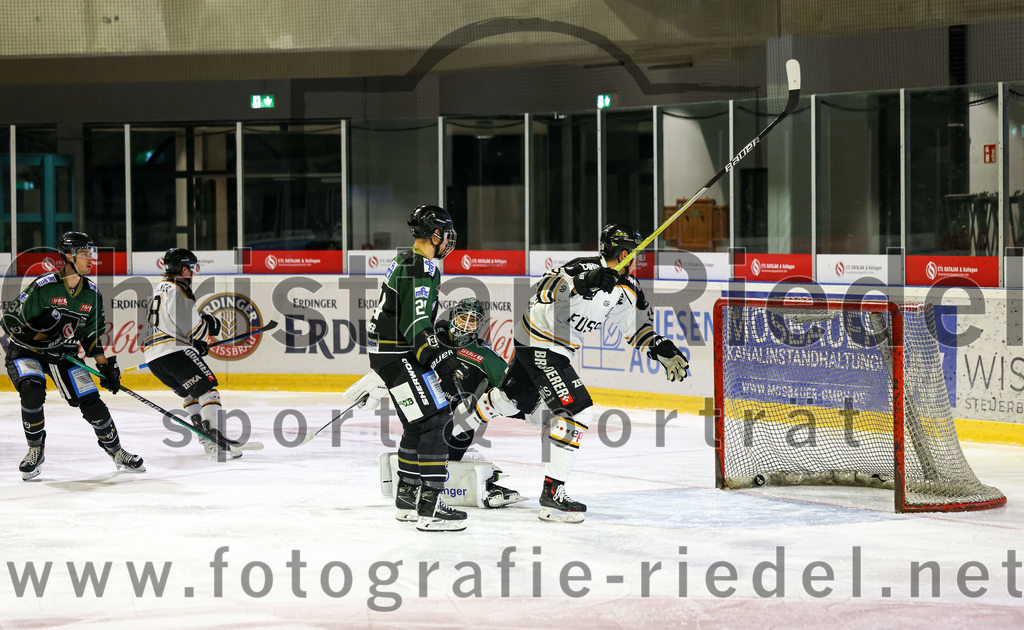 2022-09-23_139_TSV_Erding_gegen_EV_Fuessen | Erding, Deutschland, 23.09.2022:
Eishockey, Bayernliga 2022 / 2023, Testspiel, TSV Erding gegen EV Füssen, Endergebnis: 1:3

Lukas Krämmer (Erding Gladiators, #24), Torwart Thomas Hingel (Erding Gladiators, #33), 

Foto: Christian Riedel / fotografie-riedel.net