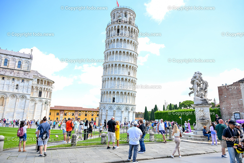 Italien_ Toscana_ Pisa_ 28.05.2024-33 | 28.05.2024, Italien, ITA, Toskana, Pisa im Bild Stadtansichten, Gebäude, Architektur, Touristen, Historisch, Souvenier, Turm, Dom, Piazza, schief


Pisa ist eine Stadt in Italien, gelegen in der Toskana am Arno. Wahrzeichen ist der als Schiefer Turm von Pisa bekannte Campanile des Doms auf der Piazza dei Miracoli im Norden des Stadtzentrums. 
Quelle: Wikipedia
