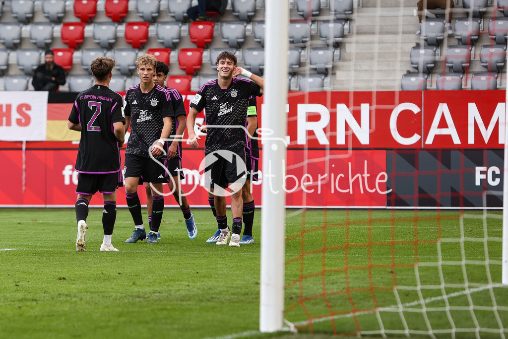 FC Bayern Muenchen U19 - 1. FC Kaiserslautern U19 | Jubel nach dem Treffer zum 1-0 durch Javier FERNANDEZ GONZALEZ (FCB #8) / Freude / tor / Torschuezte