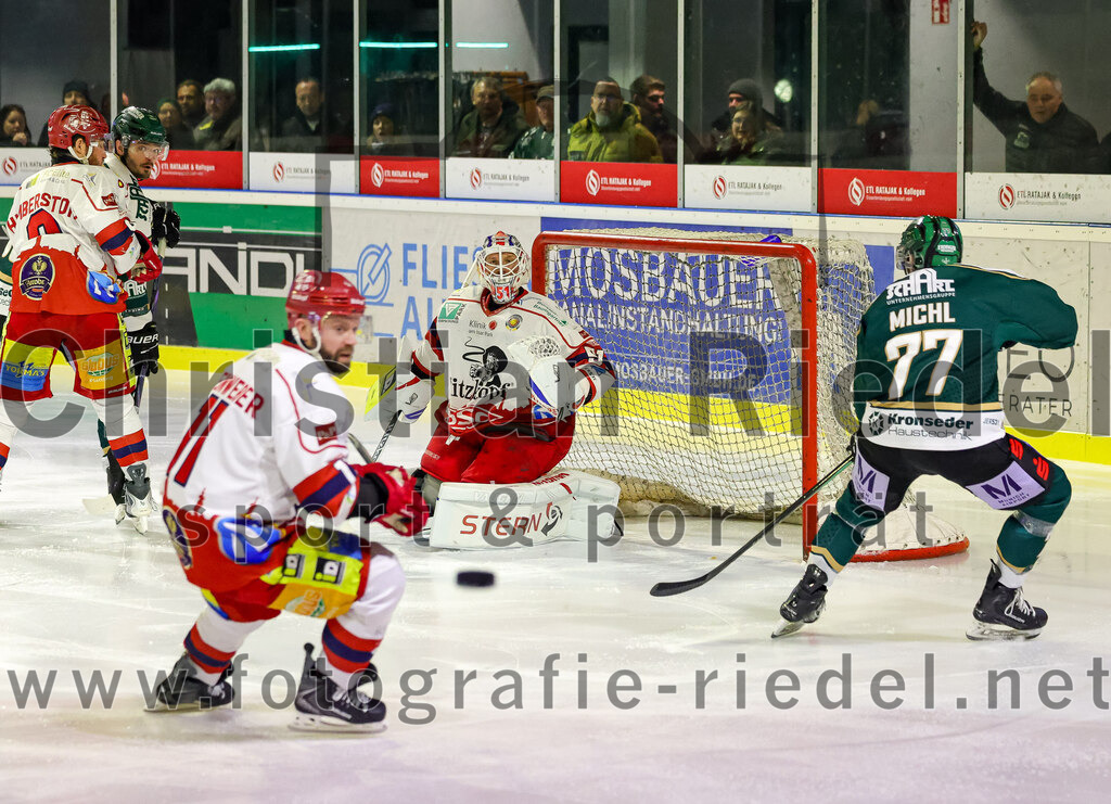 2026-02-20_121_TSV_Erding_gegen_Deggendorfer_SC | Erding, Deutschland, 20.02.2026:Eishockey, Oberliga Süd 2025 / 2026, 49. Spieltag, TSV Erding gegen Deggendorfer SC, Endergebnis: 4:1Curtis Leinweber (Deggendorfer SC, #11), Torwart Timo Pielmeier (Deggendorfer SC, #51), Philipp Michl (Erding Gladiators, #77)Foto: Christian Riedel / fotografie-riedel.net