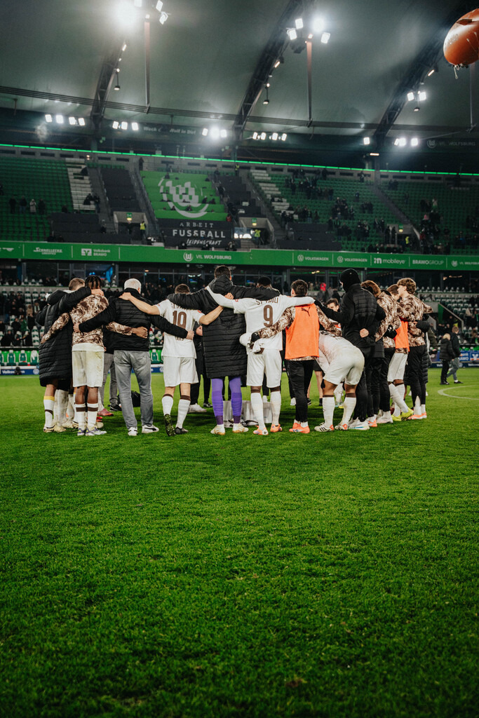 FCP09038 | Der offizielle Shop für FC St. Pauli Fotos. Wähle aus Spielszenen & Fanmomenten dein FCSP Wunschformat. Wir liefern Millerntor-Atmosphäre.