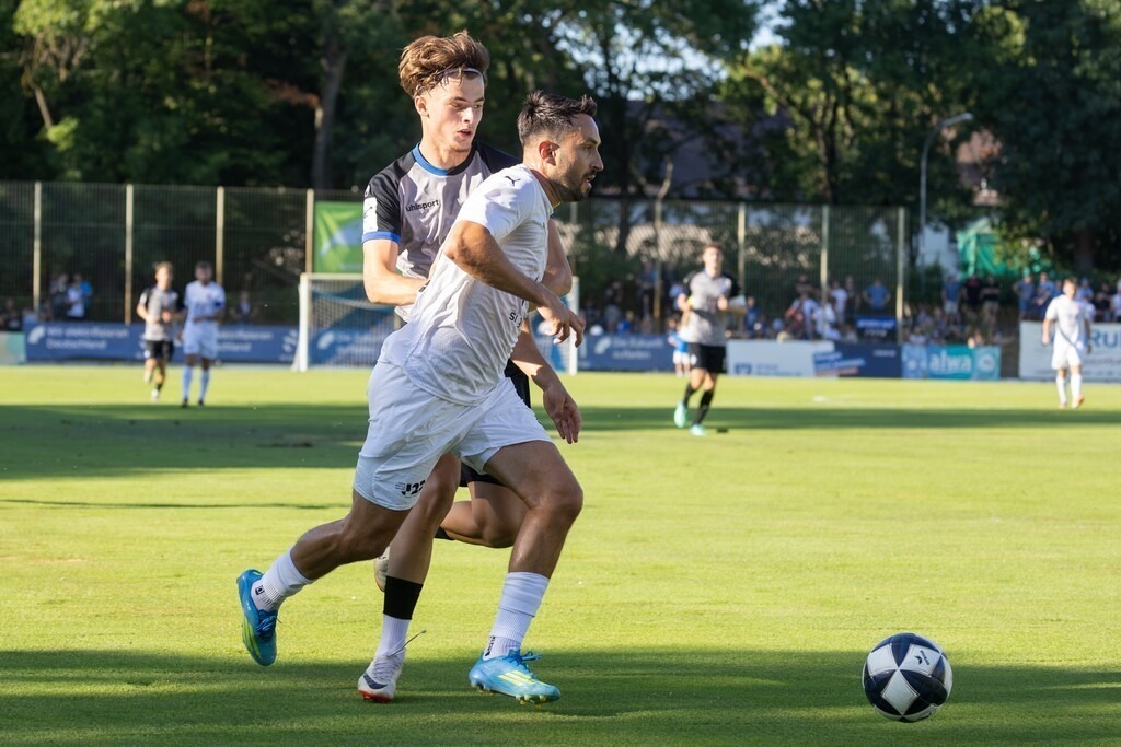VfR Mannheim gegen Waldhof Mannheim (Testspiel im Rhein-Neckar-Stadion Mannheim) | VfR Mannheim gegen Waldhof Mannheim (Testspiel im Rhein-Neckar-Stadion Mannheim)***Am Ball: Lukas Rupp (10, VfR) - Realisiert mit Pictrs.com