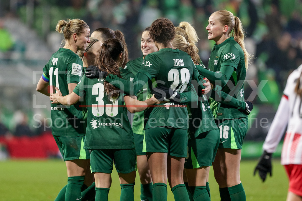 Fussball, Google Pixel Frauen-Bundesliga, VfL Wolfsburg - SC Freiburg | Spielerinnen vom VfL Wolfsburg mit Torjubel, Jubel, jubeln, jubelt, optimistisch, Spielszene, Highlight, Freude über das Tor zum 1:1, DIE DFB-RICHTLINIEN UNTERSAGEN JEGLICHE NUTZUNG VON FOTOS ALS SEQUENZBILDER UND/ODER VIDEOÄHNLICHE FOTOSTRECKEN. DFB REGULATIONS PROHIBIT ANY USE OF PHOTOGRAPHS AS IMAGE SEQUENCES AND/OR QUASI-VIDEO.