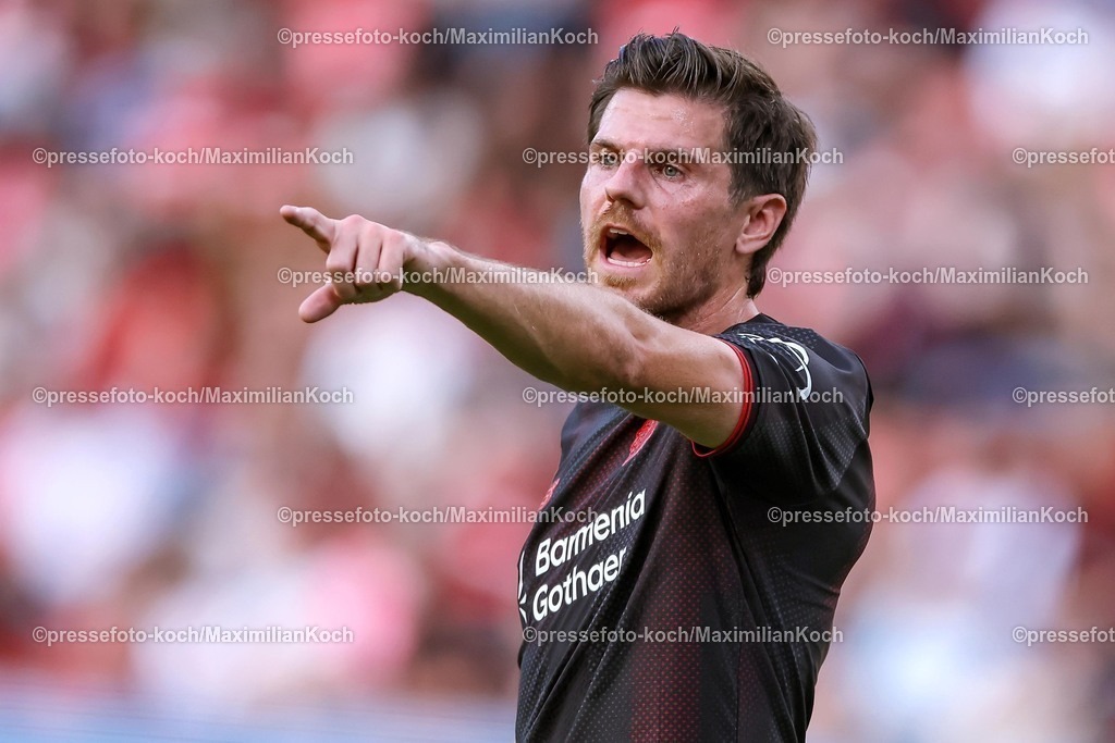 B0405082501158 | 05.08.2025, Fußball, Bayer 04 Leverkusen - Pisa Sporting Club, Testspiel, Saisoneröffnung in der BayArena, Saison 2025 2026: Jonas Hofmann (Bayer04 #07) gestikulierend  DFB regulations prohibit any use of photographs as image sequences and or quasi-video.