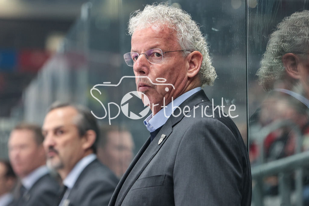 Augsburger Panther - Grizzlys Wolfsburg | Wolfsburg Teammanager Karl Heinz Fliegauf in Aktion
