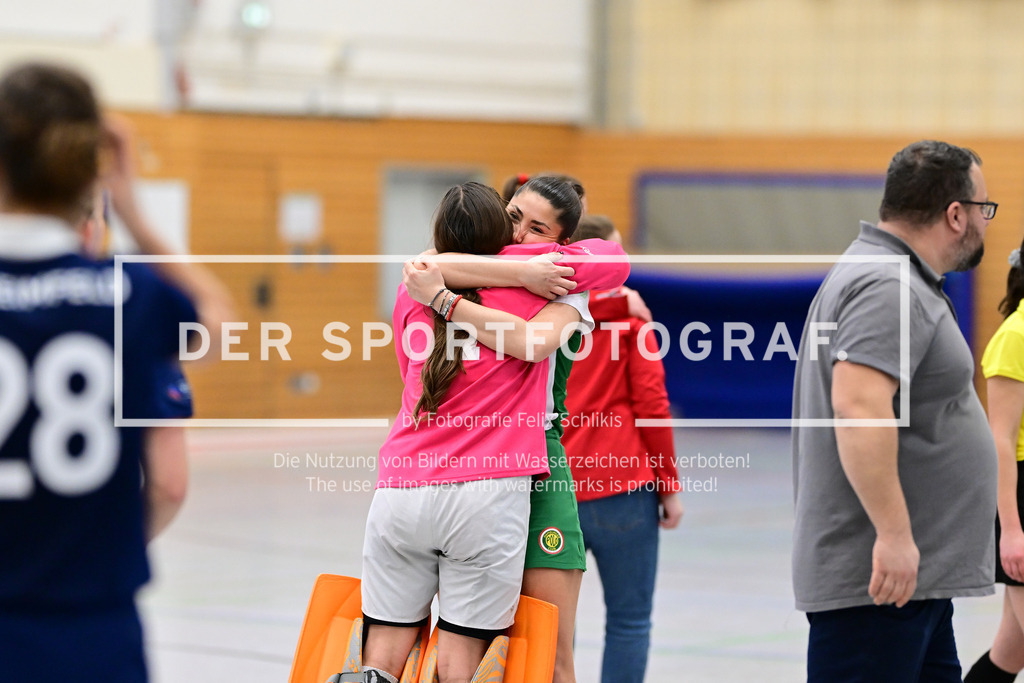 Hockey I Frauen I Saison 2023-2024 I 2. Bundesliga I TG Heimfeld - Hamburger Polo Club I 18.02.2024 I 33153 | Jubel, Begeisterung, Enthusiasmus, Euphorie, Freude, Glücksgefühl, Heiterkeit bei: Theresa Poets (1, Hamburger Polo Club) mit Franziska Greif (26, Hamburger Polo Club) - Realisiert mit Pictrs.com