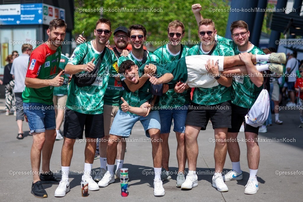 KoeEHF14062500020 | 14.06.2025, Handball, Halbfinale TruckScout24 EHF FINAL4, LANXESS arena Köln, Eindrücke rund um das Final4, Fans freuen sich auf das Event und feiern zusammen vor der Arena - Berliner Fuechse Füchse Berlin
