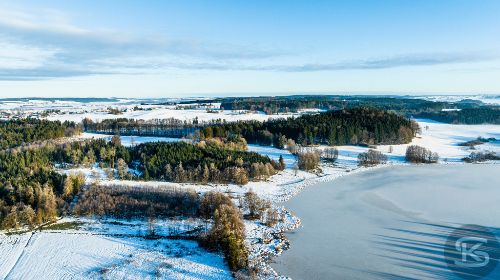 Wunderschöne Allgäu-Winterlandschaft aus der Luft – Hügel, Wälder und Alpenpanorama | Wunderschöne Allgäu-Winterlandschaft aus der Luft mit sanften Hügeln, verschneiten Wäldern und beeindruckendem Ausblicküber einen zugefrorenen See – ruhige, klare Winteridylle in einzigartiger Vogelperspektive. - Realisiert mit Pictrs.com