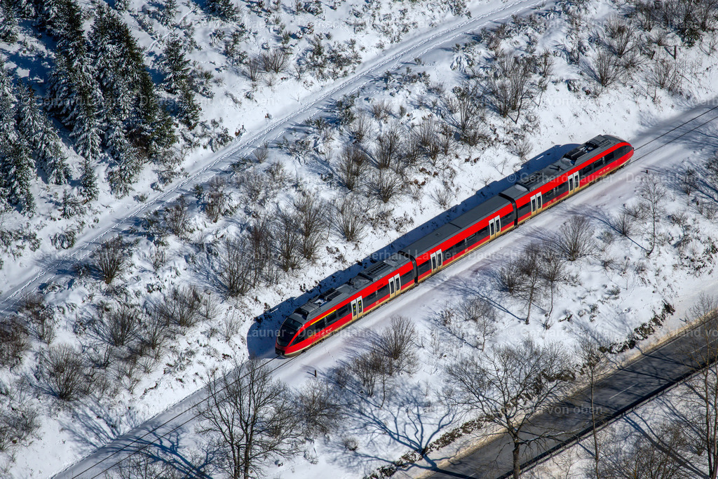 4043643 | roter Zug in verschneiter Landschaft bei Winterberg