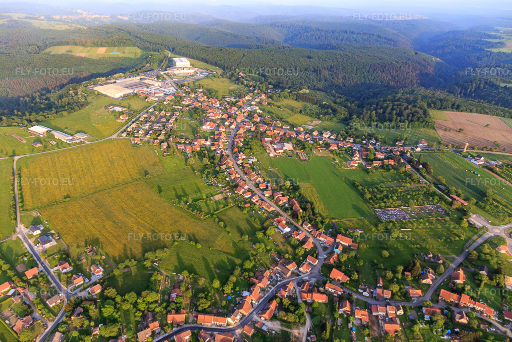 Vue aérienne: Vue de la ville depuis le nord-ouest à Petersbach dans le département Bas Rhin, France – .Photo: IMG_107288.jpg prise le 18/05/2018 par Werner Riehm/FLY-FOTO.eu – Résolution de l'original: 5472 x 3648 px