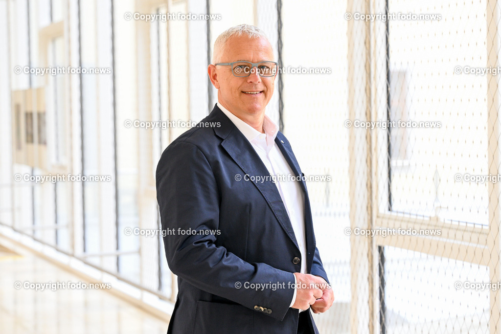 Pressekonferenz Hoedlmayr International GmbH_ 17.04.2024-20 | 17.04.2024, Presseclub Linz, AUT, Pressekonferenz Hoedlmayr International AG, Wirkungsvolle Strategien, verlässlicher Partner - Hoedlmayr baut Marktstellung weiter aus, im Bild Andreas Sundl (COO Hoedlmayr International GmbH)