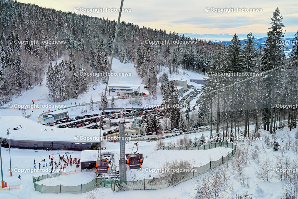 Hochficht_ Skigebiet_ Boehmerwald_ Saisonopening_ 08.12.2023-62 | 08.12.2023, Hochficht, AUT, Skigebiet Hochficht, Boehmerwald, Saisonopening 2023, im Bild Gondel, Bergbahn, Panorama, Piste, Skifahrer, Skiarena Hochficht, Parkplatz, Talstation