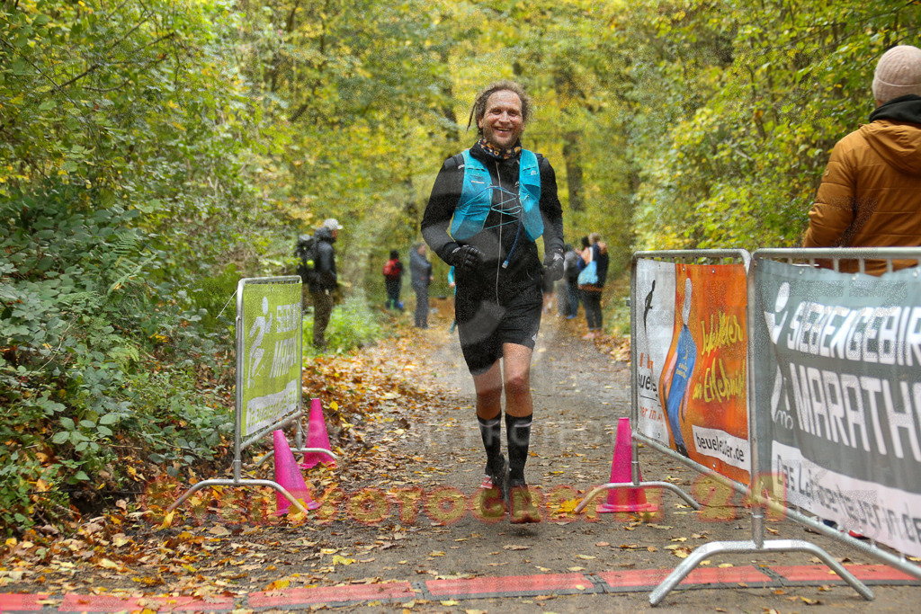 251026_1324_EX1_3359 | Sportfotografie im Rhein-Sieg Kreis, Köln, Bonn, NRW, Rheinland Pfalz, Hessen, etc. Unser Tätigkeitsfeld umfasst den Laufsport vom Volkslauf über den Marathon, Duathlon, Triathon bis zum Ultralauf wie Kölnpfad Ultra oder Schindertrail.