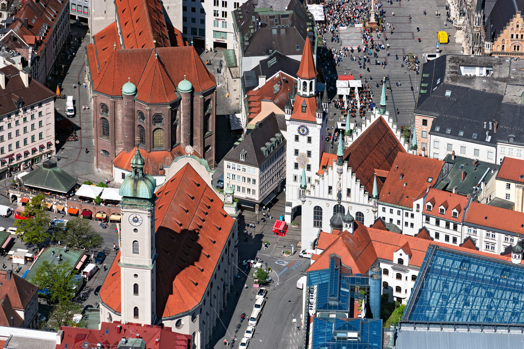 dr__0063677.jpg | MüNCHEN 29.04.2025 Kirchengebäude der Heiliggeistkirche sowie das alte Rathaus, dass heute als Spielzeugmuseum dient in München im Bundesland Bayern, Deutschland. // Church building of Heiliggeistkirche sowie das alte Rathaus, dass heute als Spielzeugmuseum dient in Munich in the state Bavaria, Germany. Foto: Daniel Reiter