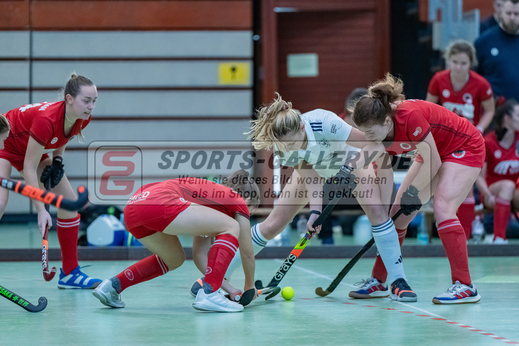 HK_20231217_107702 | 1. Bundesliga Damen Crefelder HC - Düsseldorfer HC  am 17.12.2023 Sporthalle Glockenspitz, Krefeld , Leonie Kunze ( Crefelder HTC #27 ) , Laetitia Graf ( Düsseldorfer HC #55 ) , Jule Hufer ( Crefelder HTC #13 )