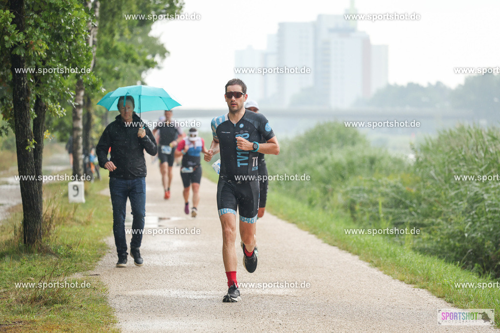LUR_1071 | 34. M-net Erlanger Triathlon 2025 #erlangertriathlon  #mnettriathlon2025 #mnettriathlon #team #olympischedistanz #mitteldistanz #triathlon #maindonaukanal  #erlangertriathlon2025 #yourpictrs #tv1848 #tv1848erlangen  #triathlonbayern #sportinerlangen #demsportverbunden #sportshot_your_pictrs Copyright: www.sportshot.de