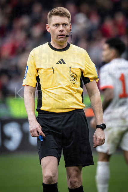 German Bundesliga, Bayer 04 Leverkusen vs. FC Bayern München, 14.03.2026 | LEVERKUSEN, GERMANY - MARCH 14:  Referee Christian Dingert (Lebecksmuehle) during the German Bundesliga match on gameday 26 between Bayer 04 Leverkusen vs. FC Bayern München at BayArena on March 14, 2026 in Leverkusen, Germany. DFL REGULATIONS PROHIBIT ANY USE OF PHOTOGRAPHS AS IMAGE SEQUENCES AND/OR QUASI-VIDEO.