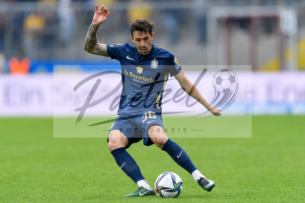 EBSTSV20210828_162 | Fussball, Herren: Phillipp Steinhart (TSV 1860 Muenchen) in Aktion, am Ball, Einzelaktion beim Spiel der 3. Liga zwischen Eintracht Braunschweig und TSV 1860 Muenchen im Eintracht-Stadion am 28.08.2021 in Braunschweig, Deutschland.DFB / DFL REGULATIONS PROHIBIT ANY USE OF PHOTOGRAPHS AS IMAGE SEQUENCES AND/OR QUASI-VIDEO. - Realisiert mit Pictrs.com