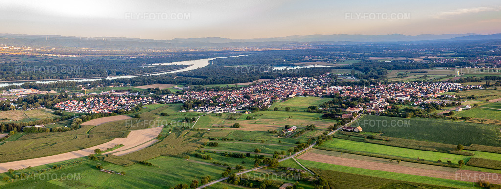 Aerial view: Panorama in Gerstheim in the state Bas-Rhin, France. – Photo: IMG_137908-Pano.jpg taken on 08/18/2023 by Werner Riehm/FLY-FOTO.com – Resolution of the original: 7498 x 2838 px